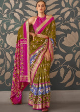 Carica l&#39;immagine nel visualizzatore Galleria,Green &amp; Pink Patola Silk Saree with Zari Border &amp; Tassels On Pallu