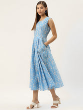Load image into Gallery viewer, Box pleat dress with side pockets