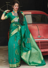 Laden Sie das Bild in den Galerie-Viewer, Green Silk Saree with Heavy Zari work Golden Pallu