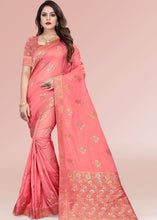 Laden Sie das Bild in den Galerie-Viewer, Rouge Pink Zari Woven Silk Saree with Tassels on Pallu