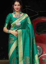 Carica l&#39;immagine nel visualizzatore Galleria,Green Silk Saree with Heavy Zari work Golden Pallu