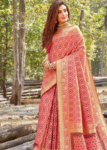 Laden Sie das Bild in den Galerie-Viewer, Pink Bridal Silk Banarasi Saree with full Zari weaving