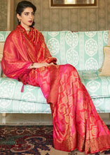 Laden Sie das Bild in den Galerie-Viewer, Cerise Pink Zari Woven Handloom Silk Saree