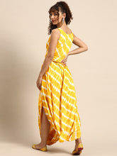 Carica l'immagine nel visualizzatore Galleria,Crop top with cowl dhoti skirt