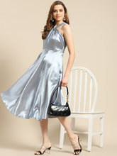 Cargar imagen en el visor de la galería, Draped neck flare midi dress