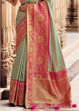 Laden Sie das Bild in den Galerie-Viewer, Pale Green Woven Banarasi Silk Saree with Embroidered Blouse