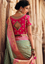 Laden Sie das Bild in den Galerie-Viewer, Pale Green Woven Banarasi Silk Saree with Embroidered Blouse