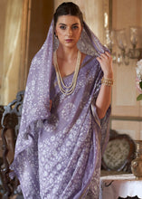Carica l'immagine nel visualizzatore Galleria,Iris Purple Floral Printed Linen Saree