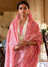 Carica l'immagine nel visualizzatore Galleria,Rouge Pink Floral Printed Linen Saree