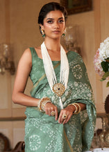 Carica l'immagine nel visualizzatore Galleria,Envy Green Floral Printed Linen Saree