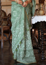 Carica l'immagine nel visualizzatore Galleria,Envy Green Floral Printed Linen Saree
