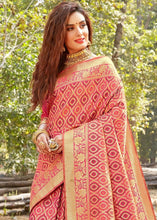 Laden Sie das Bild in den Galerie-Viewer, Pink Bridal Silk Banarasi Saree with full Zari weaving