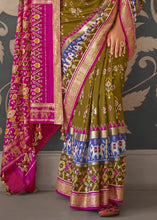 Carica l&#39;immagine nel visualizzatore Galleria,Green &amp; Pink Patola Silk Saree with Zari Border &amp; Tassels On Pallu