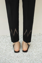 Laden Sie das Bild in den Galerie-Viewer, EMBROIDERED COTTON TROUSER 200