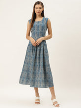 Load image into Gallery viewer, Box pleat dress with side pockets