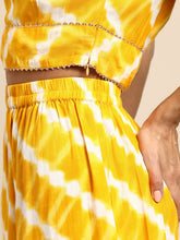 Carica l'immagine nel visualizzatore Galleria,Crop top with cowl dhoti skirt