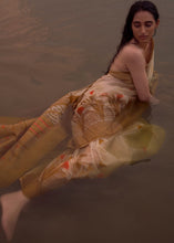 Cargar imagen en el visor de la galería, Beige Woven Linen Silk Saree with Floral Motif on Pallu and Border