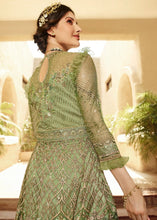 Laden Sie das Bild in den Galerie-Viewer, Green Heavy Embroidered Net Anarkali