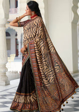 Carica l&#39;immagine nel visualizzatore Galleria,Brown &amp; Black Digital Print Silk Saree