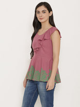 Cargar imagen en el visor de la galería, Peplum top with asymmetric ruffle and printed hem