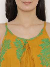 Load image into Gallery viewer, Front box pleat cropped top