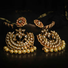 Load image into Gallery viewer, Off White Kundan Necklace Set with Matching Earrings