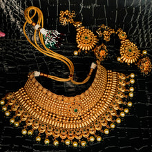 Load image into Gallery viewer, Golden &amp; Green Jadau Necklace Set