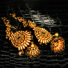 Load image into Gallery viewer, Golden &amp; Green Jadau Necklace Set