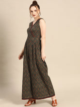 Carica l'immagine nel visualizzatore Galleria,Overlap neck pleated jumpsuit