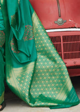 Laden Sie das Bild in den Galerie-Viewer, Green Silk Saree with Heavy Zari work Golden Pallu