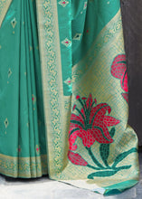 Laden Sie das Bild in den Galerie-Viewer, Green Silk Saree with Golden Zari Border