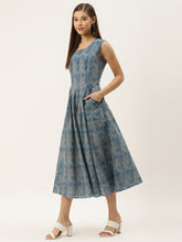 Load image into Gallery viewer, Box pleat dress with side pockets