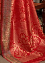 Laden Sie das Bild in den Galerie-Viewer, Red and Golden Blend Kanjivaram Soft Woven Silk Saree