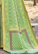 Laden Sie das Bild in den Galerie-Viewer, Pista Green Silk Banarasi Saree with full Zari weaving